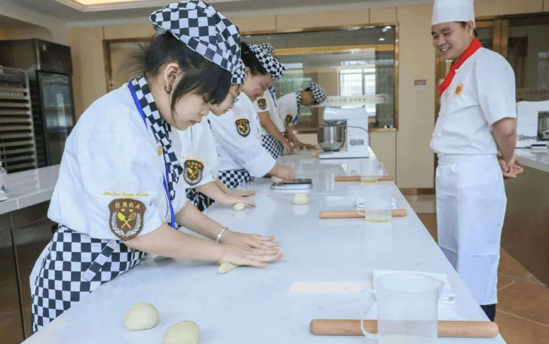 不负美食，不负青春，来菏泽新东方体验满满的幸福感